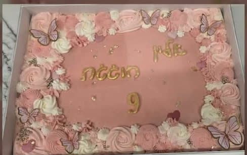 עוגה ורודה עם שושני קצפת ופרפרים