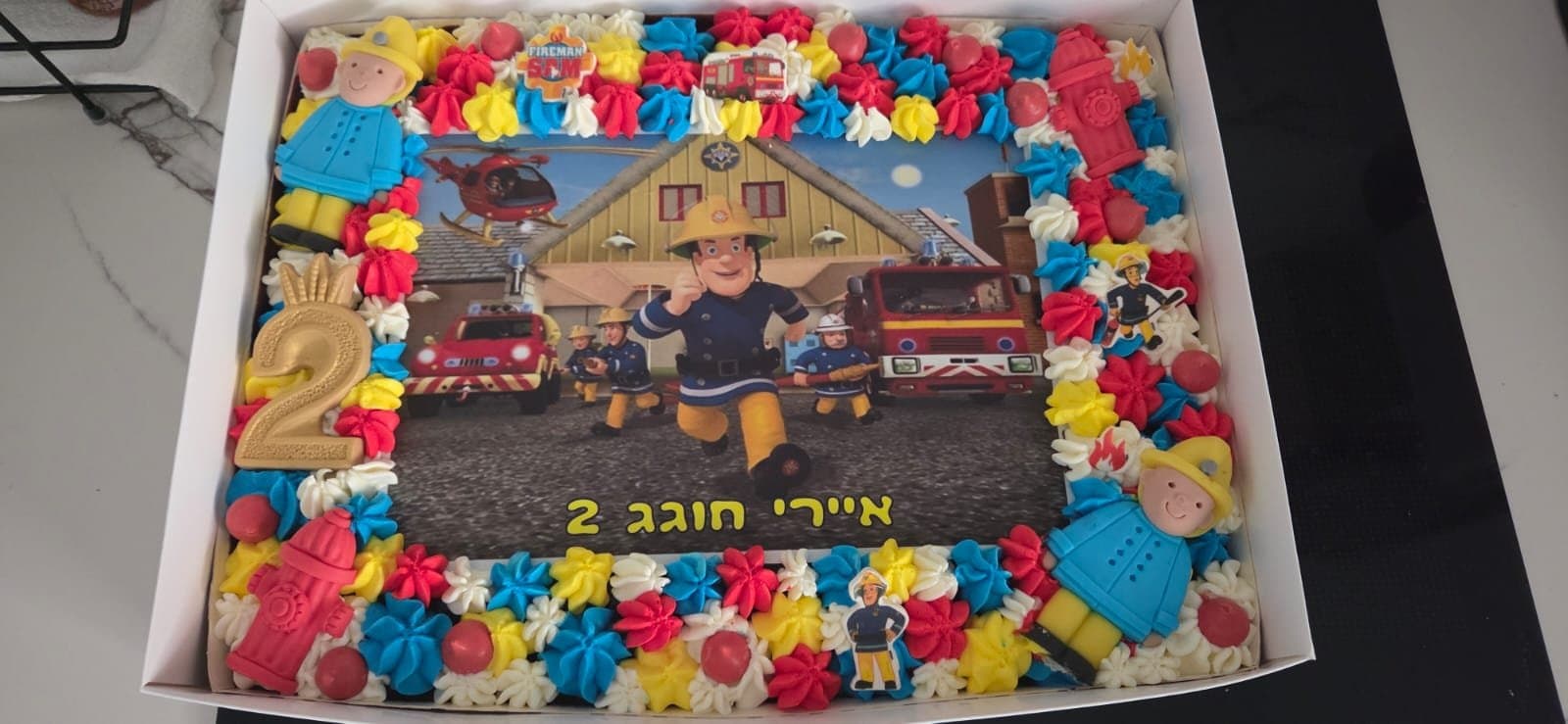 דף סוכר של כבאי סם ותחנת כיבוי, מסגרת קצפת צבעונית, ברז כיבוי וכבאים מסוכר