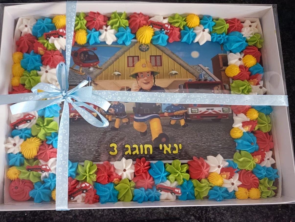 עוגת כבאי סם עם קצפת צבעונית וסרט מתנה