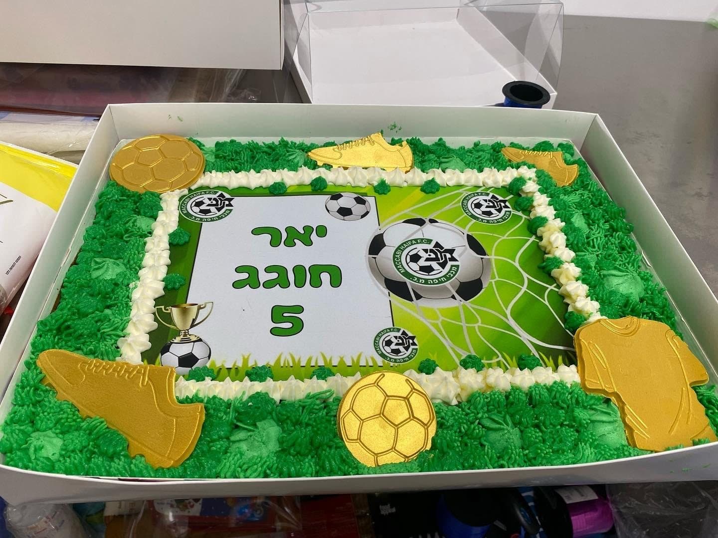 עוגת כדורגל ירוקה עם כדורים ונעליים מזהב
