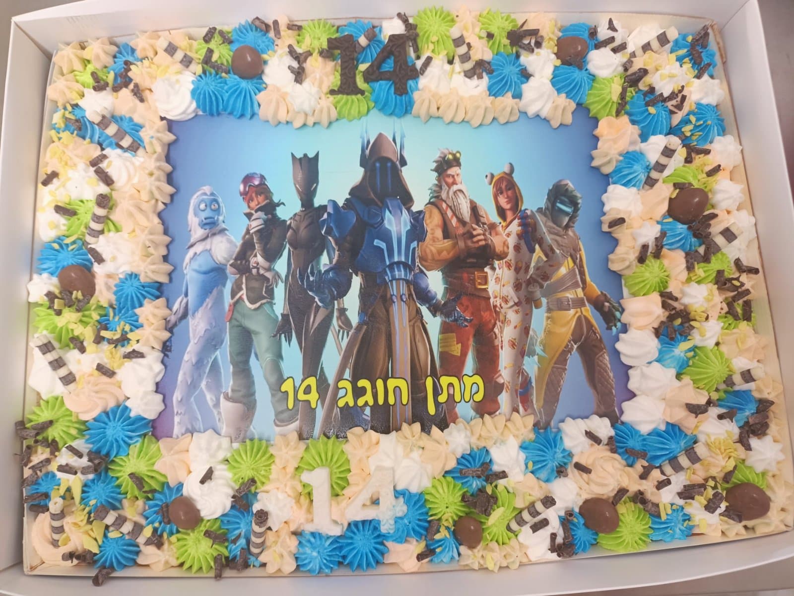 דף סוכר של דמויות פורטנייט, מסגרת קצפת בכחול, ירוק וקרם עם שבבי שוקולד וספרה