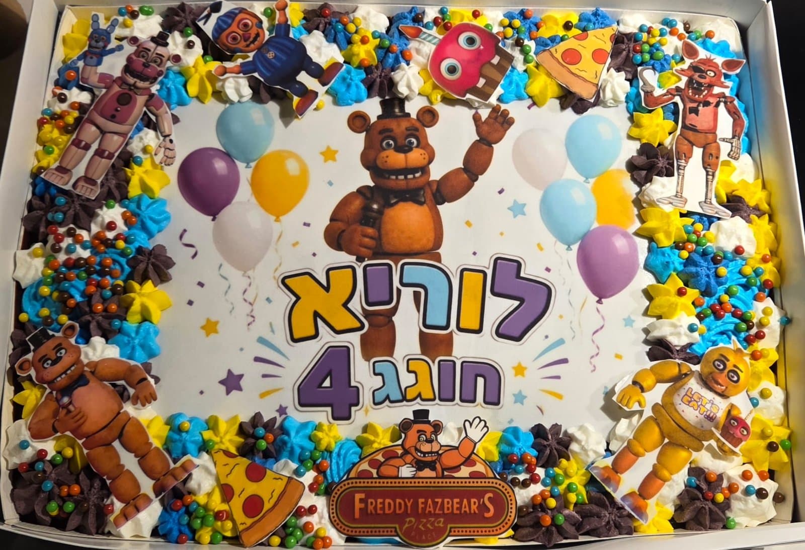 דף סוכר של פרדי פאזבר עם בלונים, מסגרת קצפת בכחול וצהוב, דמויות ופיצה אכילות