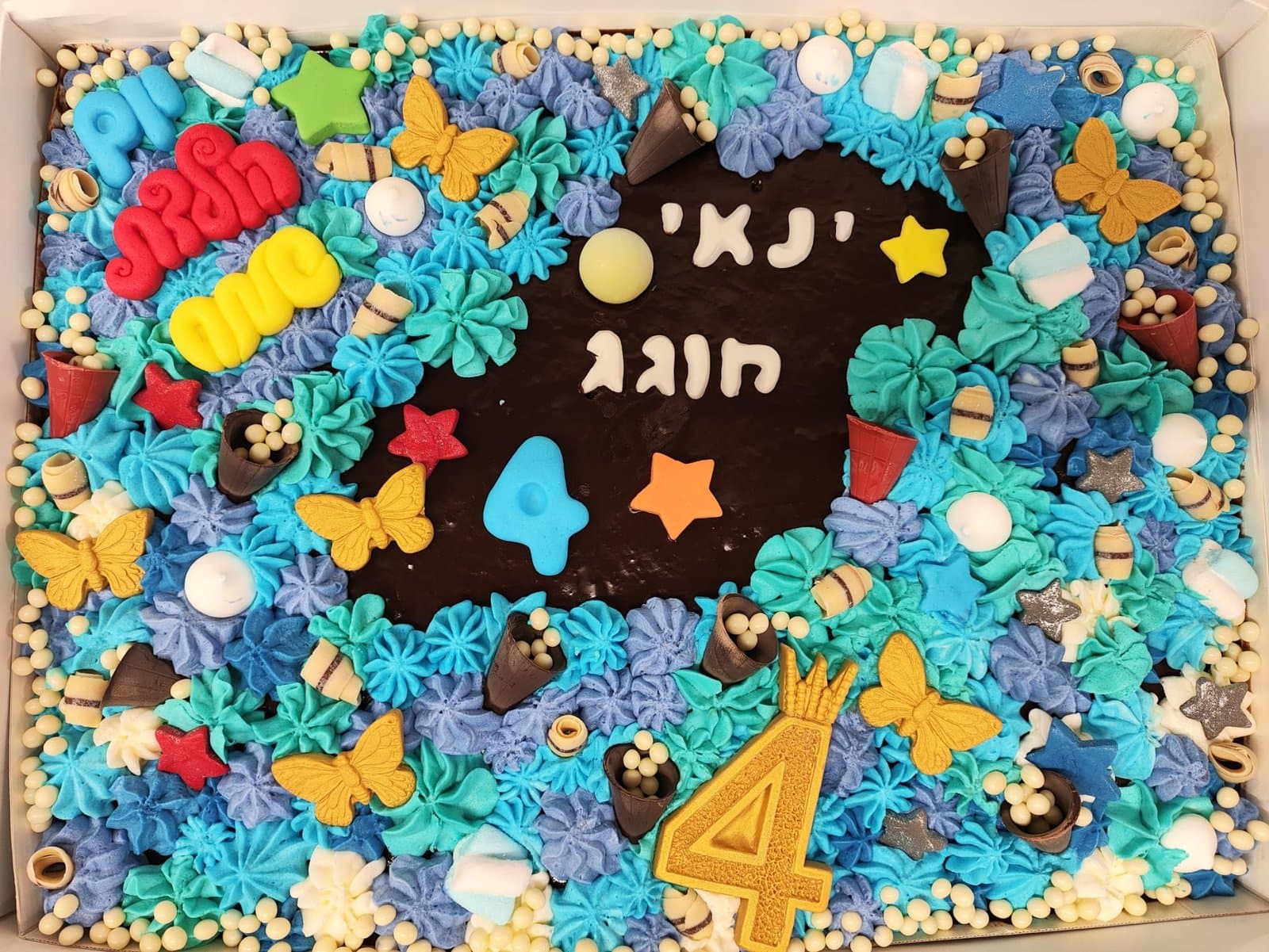 בסיס שוקולד חלק עם ספרה ארבע, מסגרת קצפת כחולה וטורקיז, פרפרי זהב וכוכבים