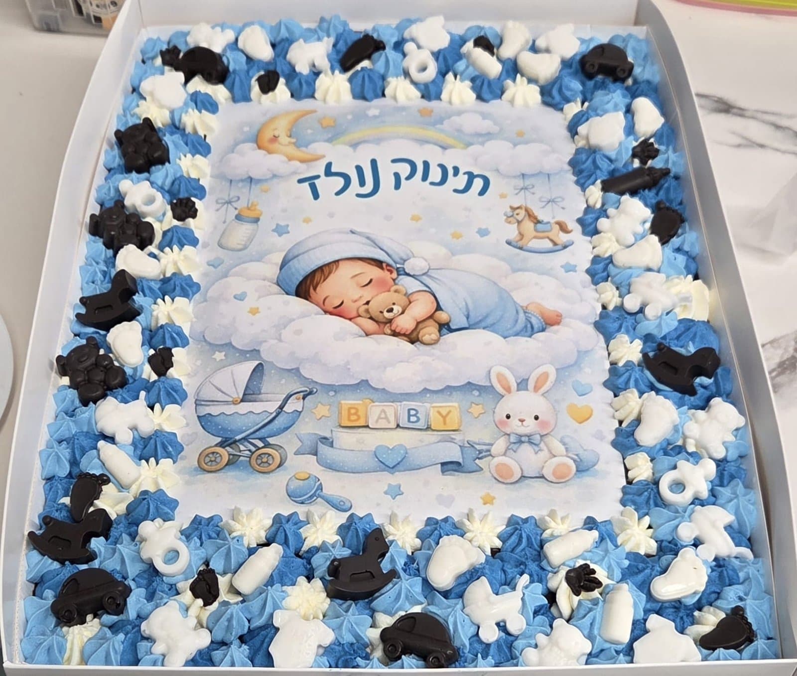 עוגה לכבוד תינוק שנולד בכחול ולבן