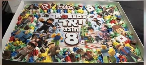 עוגת רובלוקס עם דמויות משחק
