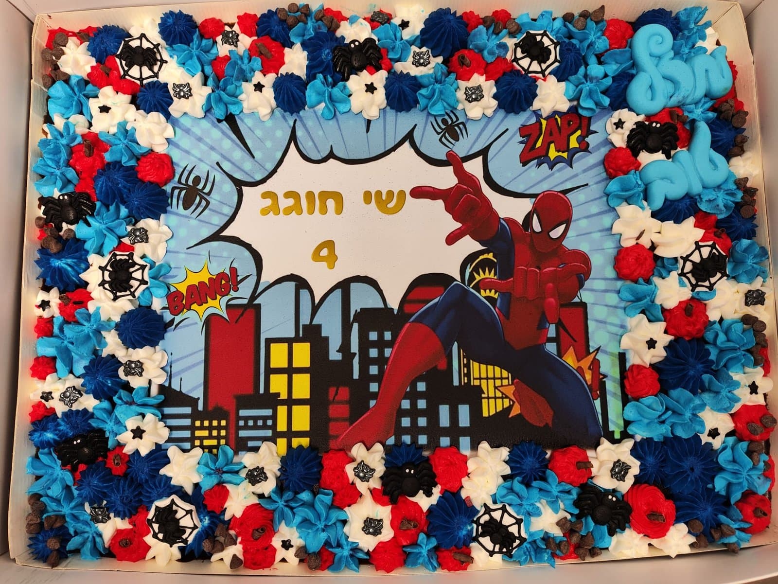 עוגת גן בעיצוב ספיידרמן עם קורי עכביש וקצפת אדומה כחולה