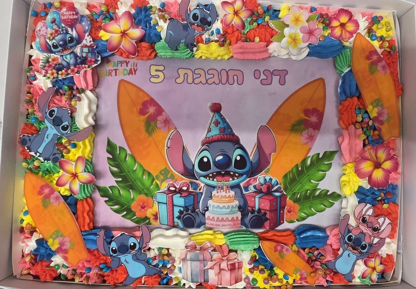 דף סוכר של סטיץ' עם קרשי גלישה, מסגרת קצפת צבעונית, פרחים טרופיים וסוכריות