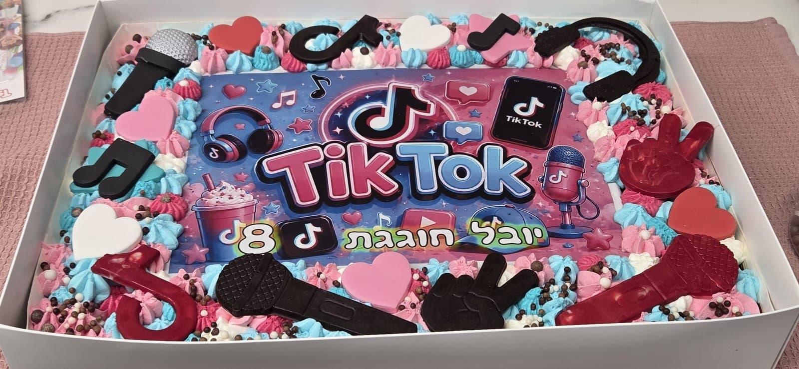 דף סוכר של טיקטוק, מסגרת קצפת בוורוד ותכלת עם מיקרופונים, תווים ולבבות משוקולד