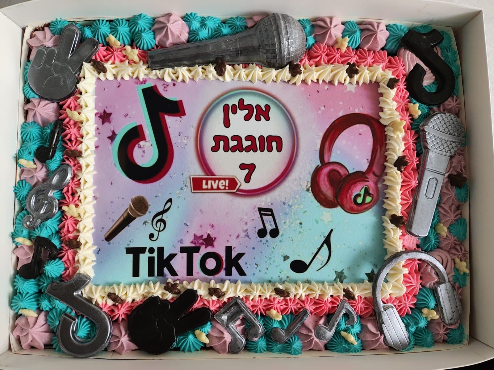 עוגת טיקטוק עם מיקרופונים ותווים