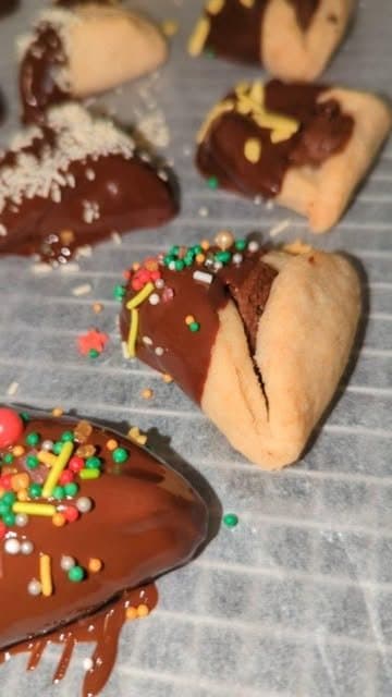 אוזני המן מצופות שוקולד וסוכריות צבעוניות